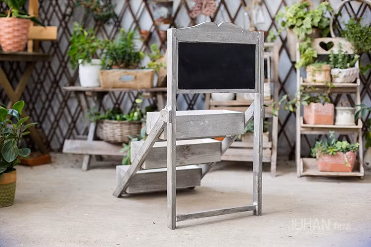 Kệ được thiết kế nhiều tầng theo hình bậc thang vững chắc. Mỗi tầng là một hộc có thể chứa từ 2 - 3 chậu cảnh. Bạn thoải mái đặt chậu cây mà không lo hạn chế về diện tích. Ảnh: Juhan.