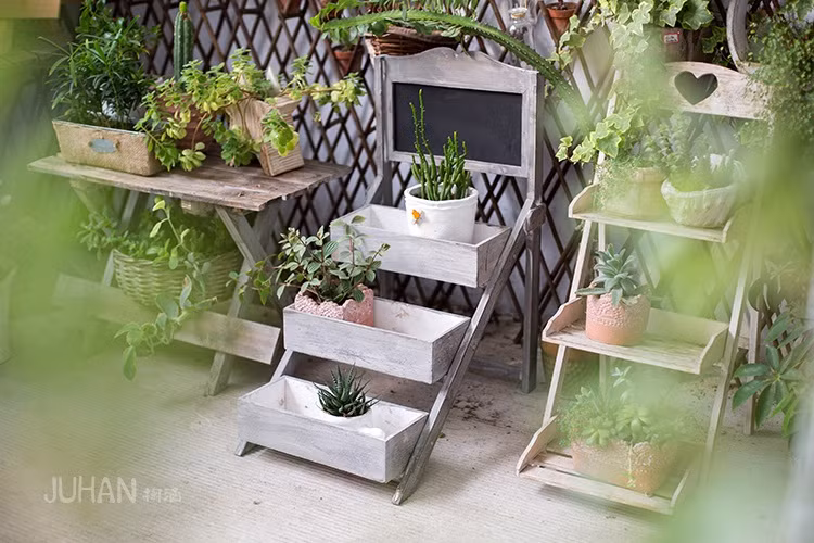 Kệ gỗ trồng hoa nhiều tầng là giải pháp lý tưởng để trang trí ban công có diện tích không quá rộng rãi, khoảng 5 - 10m2. Ảnh: Juhan.