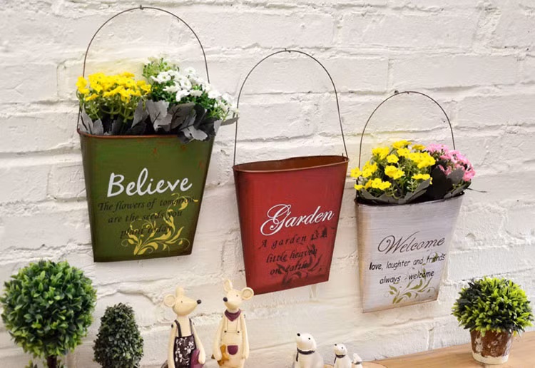 Những chậu hoa cho bức tường thêm nổi bật. Ảnh: Homedit.