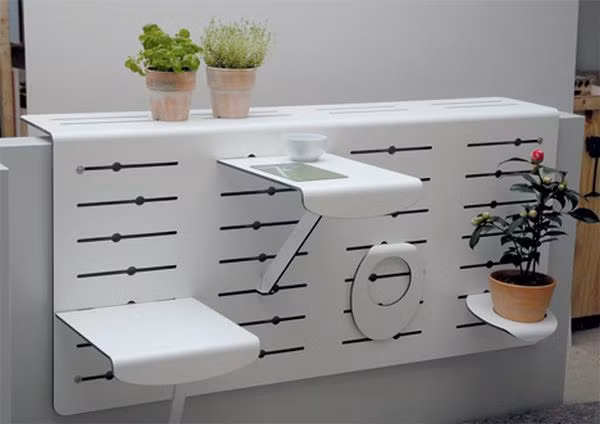 Trang trí phần tường ban công bằng tấm ốp đa năng ấn tượng. Chủ nhà có thể khoan lắp thêm các loại kệ sách trên tường vừa dễ dàng điều chỉnh. Ảnh: Bietthuae.