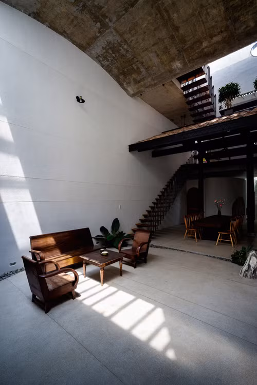 Khu vực hoạt động thứ cấp cùng lối đi vào phía sau của ngôi nhà giúp cách ly các hoạt động đời sống hàng ngày của 2 gia đình và hạn chế mọi người va chạm với nhau. Ảnh: ArchDaily.