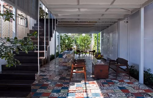 Sàn nhà lát gạch men với màu sắc, họa tiết bắt mắt, cá tính. Ảnh: Deezen.