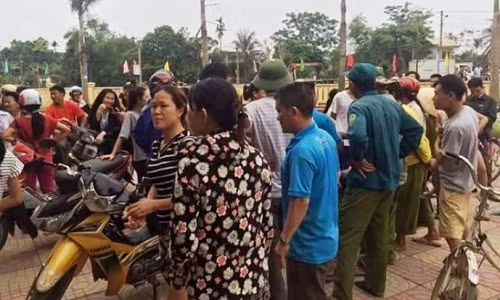 Bo ruot lap muu bat coc con trai giua ban ngay