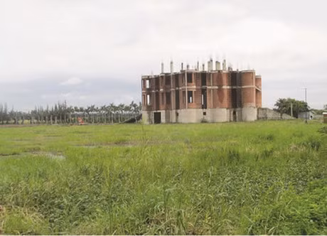 Tuy nhiên, từ khi khởi công đến nay, dự án Happyland có tiến độ ì ạch do nhiều bất lợi và rủi ro tiềm ẩn. Đến thời điểm này khu vui chơi giải trí Happyland vẫn chưa được khai trương như dự kiến do việc kêu gọi đầu tư, nhất là đầu tư ngoại gặp khó khăn. Ảnh: Người tiêu dùng.