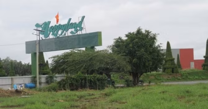 Năm 2011, siêu dự án Happyland được Công ty CP đầu tư xây dựng và phát triển hạ tầng Phú An (Công ty Phú An) thuộc Công ty CP Tập đoàn Khang Thông khởi công rầm rộ với tham vọng trở thành dự án du lịch nghỉ dưỡng số 1 Đông Nam Á. Ảnh: Bizlive.