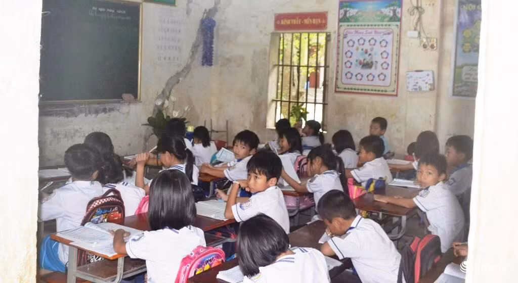 Nghe An: Hoc sinh vua hoc vua run vi truong xuong cap nang