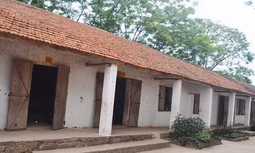 Nghe An: Hoc sinh vua hoc vua run vi truong xuong cap nang-Hinh-2