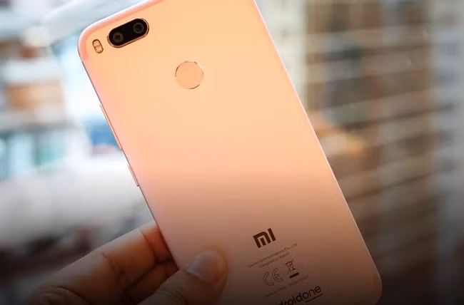 Xiaomi Mi A1 tỏ ra yếu thế hơn một chút so với Bphone 2017 ở camera trước 5MP so với 8MP. Ảnh: Cnet.