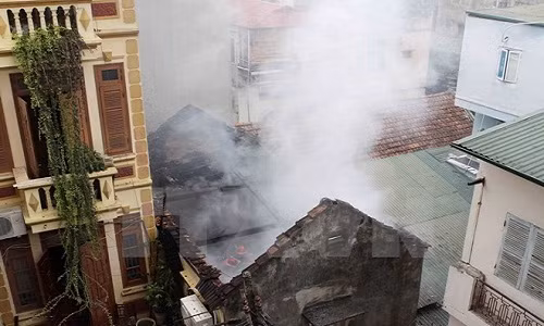 Chay tai benh vien huyen o Tra Vinh, nhieu nguoi hoang loan