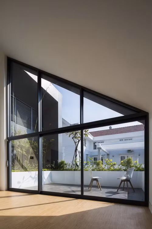 Mỗi tầng đều có ban công rộng, là nơi thư giãn của các thành viên.