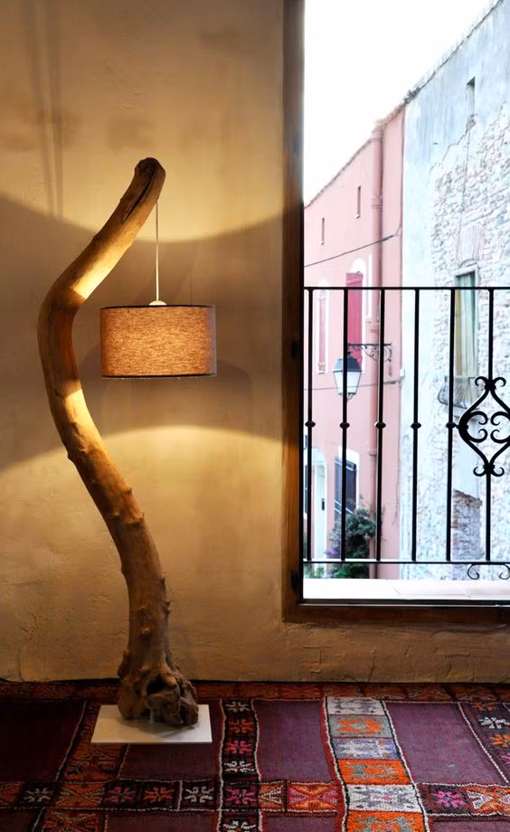 Nếu bạn yêu thích sự mộc mạc, gần gũi với thiên nhiên, có thể chọn những mẫu đèn sàn bằng gỗ.