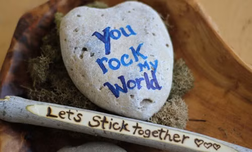 Đá và bút khắc chữ yêu thương. Ảnh: Cutediyprojects.