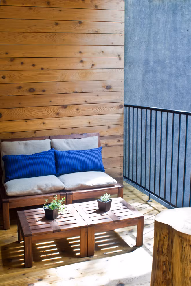 Chỉ cần hai chiếc ghế và bàn trà nhỏ cũng đủ trở thành không gian thư giãn tuyệt vời. Ảnh: DigsDigs.