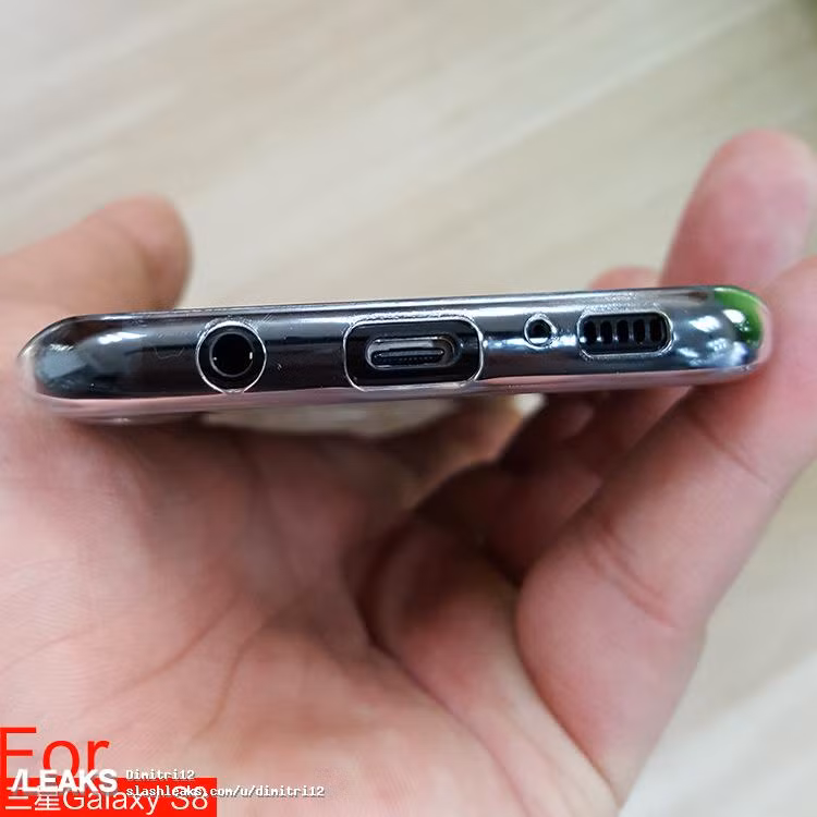 Đó là màn hình Infinity Display với thiết kế cong tràn, cạnh viền siêu mỏng, tỷ lệ 18:9.