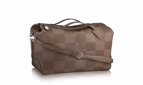 Là sản phẩm của thương hiệu thời trang đắt nhất thế giới - Louis Vuitton, túi xách nam Nomade Grand Damier là phiên bản mới của dòng túi Damier. Túi được làm bằng chất liệu da Nomade dẻo dai, dễ gấp và được bán với giá 7450 USD.