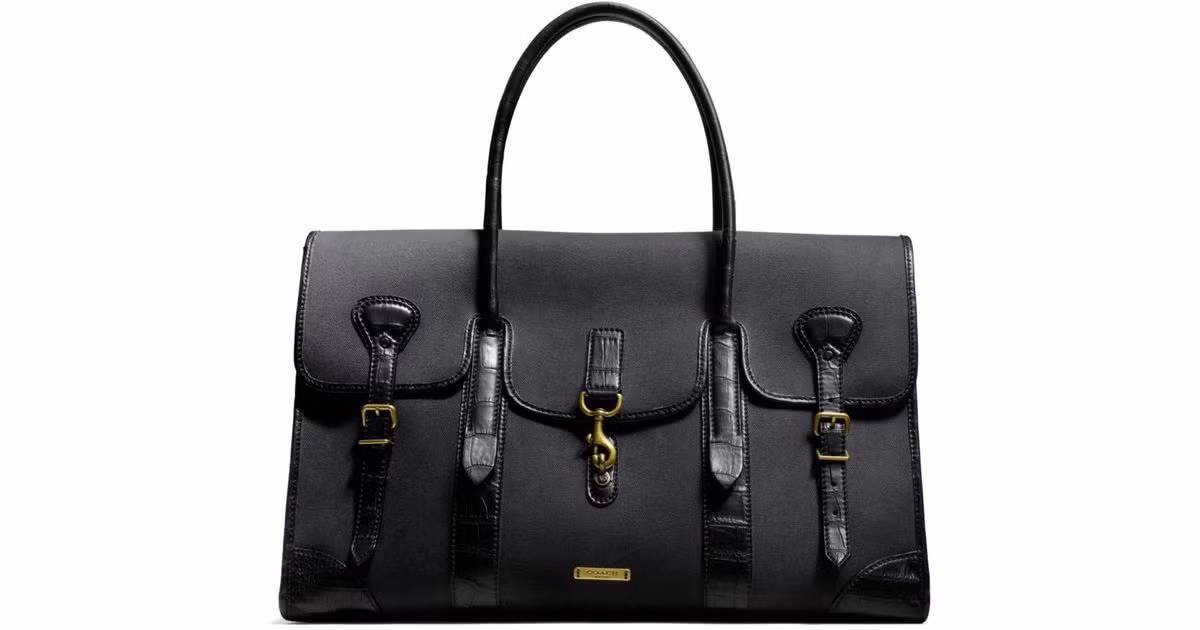 Mang phong cách hiện đại và sang trọng của Mỹ, Archival Twill Day Bag với giá 10.000 USD được khâu thủ công và điểm nhấn là chi tiết bằng da cá sấu.