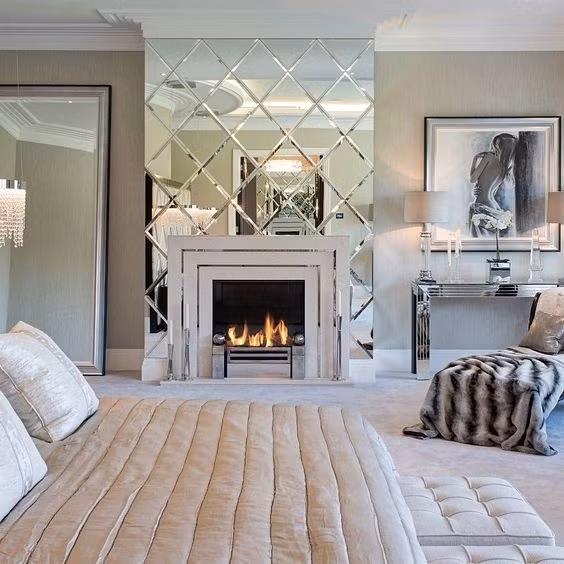 Mẫu trang trí gương với họa tiết hình học vô cùng độc đáo.