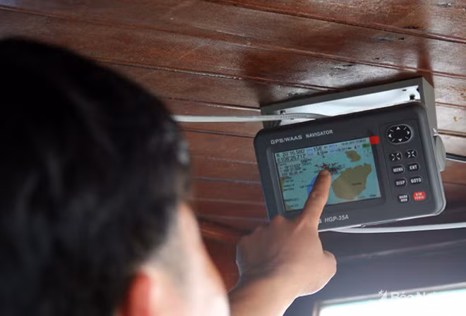 Vị trí đánh bắt của tàu anh Sơn nằm giữa đảo Bạch Long Vĩ của Việt Nam và đảo Hải Nam của Trung Quốc. "Chuyến này cá nhiều nhưng không to lắm nên chỉ bán được 270 triệu đồng", anh Sơn nói.