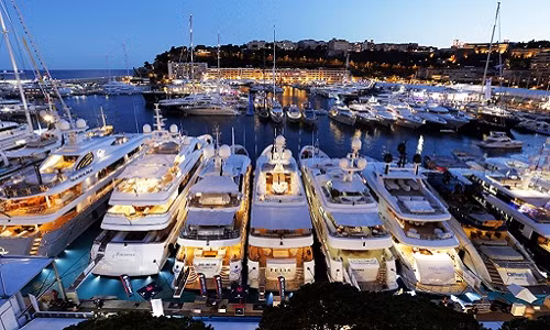 Du thuyền là một ngành kinh doanh lớn tại quốc gia nhỏ bé này. Các đại lý bất động sản thường xuyên rao bán du thuyền cũ cùng căn hộ, biệt thự. Ảnh: CNN.