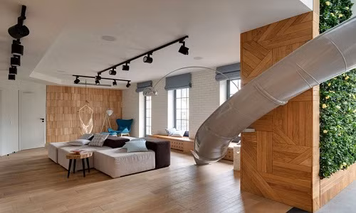 Ngôi nhà hai tầng có ưu thế rất lớn về diện tích, nhưng không phải vì thế, gia chủ sẽ bài trí quá nhiều đồ đạc vào từng khu vực chức năng mà ngược lại, các không gian đều rộng thoáng, nhường cho ánh sáng và gió trời, nhường cho những chi tiết trang trí hiện đại đầy tinh tế. Các khoảng chức năng vẫn được bố trí đủ đầy nhưng vẫn mang đến nét đẹp dịu dàng, cuốn hút.