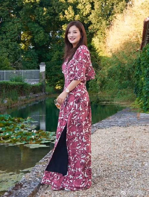 Trieu Vy khoe lau dai trong nho khung 400 nam tuoi o Phap