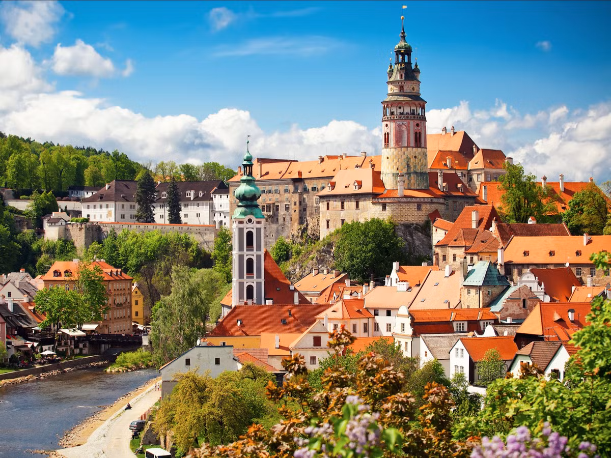 Làng Český Krumlov, Cộng hòa Séc thu hút mạnh mẽ du khách quốc tế bởi còn tồn tại khoảng 300 ngôi nhà được xây dựng từ thời trung cổ. Ảnh: BI.