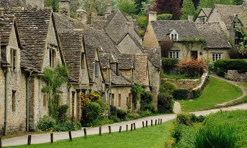 Nằm bên bờ sông Coln thơ mộng, vùng Cotswold, nước Anh, Bibury được coi là ngôi làng nhiều nhà cổ nhất thế giới. Ảnh: Wiki.
