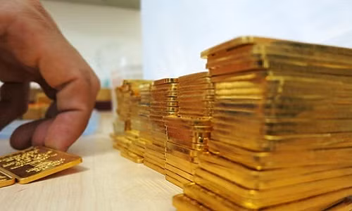 Vang lao doc nhanh, USD bat ngo tang vot