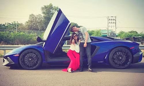 Phạm Trần Nhật Minh được biết đến là một đại gia sở hữu nhiều siêu xe ở Sài Gòn. Anh được biết đến như một tay chơi chính hiệu với bộ sưu tập siêu xe thuộc hàng khủng nhất cả nước. Ảnh: Facebook Phạm Trần Nhật Minh.