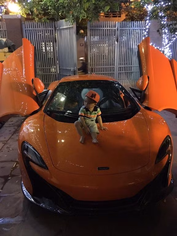 Ngoài ra, Dương Kon còn sở hữu nhiều xe hạng sang như McLaren 650S Spider màu cam, Bentley, Mercedes-AMG, Ferrari. Ảnh: Xehay.