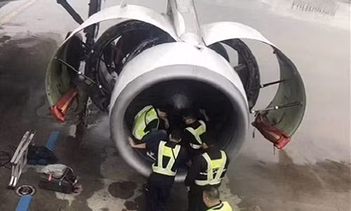 Chuyen bay gap hoa vi cu ba nem tien xu vao dong co cau may man