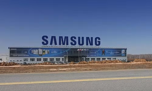 Cũng tại Nhà máy Samsung Thái Nguyên, tháng 9/2015 xảy ra việc Khống chế bảo vệ, cướp tài sản khiến công an Thái Nguyên đã ra quyết định khởi tố vụ án và bắt tạm giam 3 đối tượng về hành vi cướp tài sản.