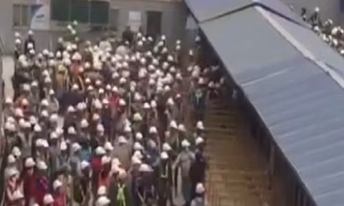 Hơn 6 năm hoạt động tại nước ta, Samsung Việt Nam đã không ít lần khiến dư luận xôn xao về những sự cố đáng tiếc. Mới đây nhất là vụ xô xát xảy ra giữa nhóm công nhân và bảo vệ tại công trường nhà máy Samsung ở Bắc Ninh khiến một người bị thương. Công an tỉnh Bắc Ninh đã phải điều hàng chục chiến sĩ để vãn hồi trật tự. Theo đại diện Samsung thì vụ việc xuất phát từ nguyên nhân "hiểu nhầm" giữa bảo vệ với công nhân ở cửa ra vào công trường. Ảnh: Zing.