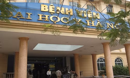 Con do lao vao Benh vien Dai hoc Y Ha Noi chem benh nhan