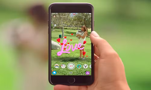 Snapchat trình làng trên App Store mùa hè năm 2011 với tư cách ứng dụng nhắn tin tự hủy. Thời điểm đó, nó có tên Pictaboo nhưng đã sở hữu biểu tượng bóng ma nổi tiếng. Đến tháng 9/2011, phần mềm đổi tên thành Snapchat và bắt đầu được giới trẻ để ý. 6 năm sau, Snapchat đã là một công ty đại chúng có giá trị 18 tỷ USD và mở rộng quan hệ với nhiều nhà xuất bản, chương trình truyền hình, sản xuất phần cứng và thực tế tăng cường.