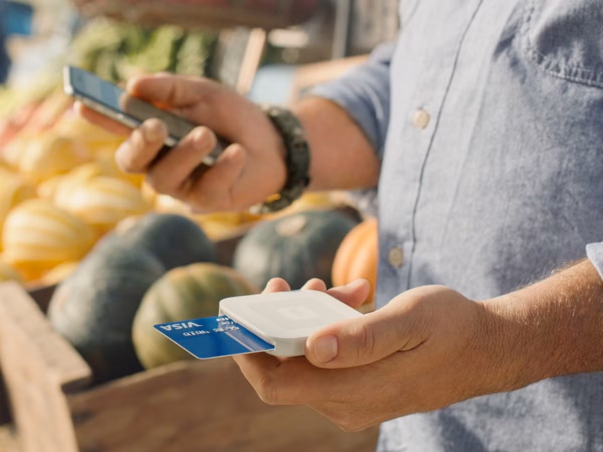 Đồng sáng lập Twitter Jack Dorsey phát hành Square tháng 10/2010 sau khi một người bạn của mình không thể bán hàng vì không xử lý được các thẻ của American Express. Square là dịch vụ thanh toán di động có thể xử lý thẻ tín dụng bằng một ứng dụng và đầu đọc gắn vào smartphone.