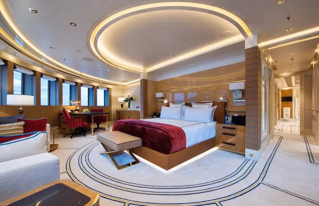 Trên siêu du thuyền có khu tổ chức tiệc ngoài trời và bãi đỗ trực thăng.