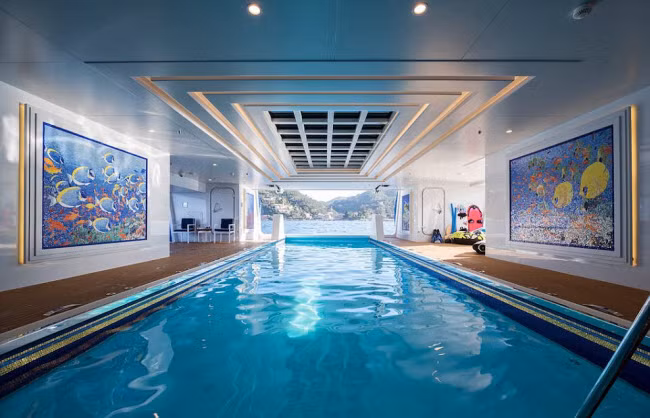 Du thuyền có 36 nhân viên phục vụ và có thể phục vụ tối đa 36 du khách.