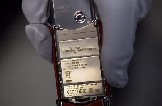 Tên người đã lắp ráp được in trên mỗi siêu phẩm Vertu. Ảnh: Cnet.