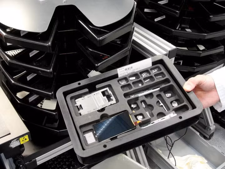 Máy móc tham gia trong quá trình sản xuất chỉ mang tính chất hỗ trợ con người. Ảnh: Digitaltrends.