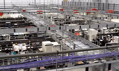 Toàn bộ xưởng bên trong nhà máy không có sự xuất hiện của những con robot lắp ráp tự động. Ảnh: Digitaltrends.