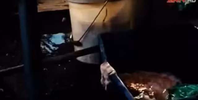 Những cỗ lòng được để trong thùng sơn...