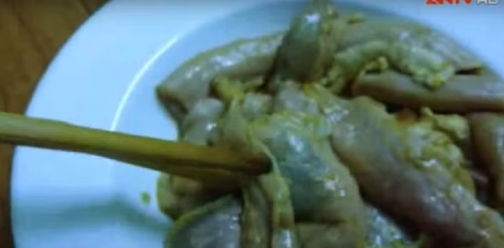 Những miếng lòng bẩn được tẩy trắng sau khi tẩm ướp có vết thâm đen, biểu thường thấy của hàng đông lạnh khi đưa ra nhiệt độ thường. Nguồn ảnh: cắt từ video ANTV.