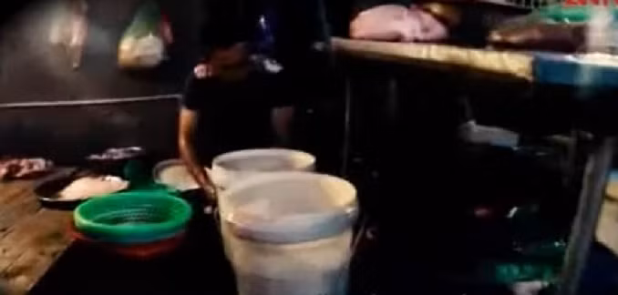 Nhiều tiểu thương còn hạ giá lòng siêu rẻ này xuống mức 13.000 đồng/kg nếu khách hàng mua lần sau.