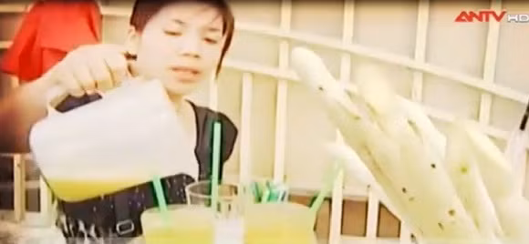 Một chủ cửa hàng bán nước mía tại chợ đầu mối phân phối mía gần khu vực Hà Đông khẳng định, những chai nước mía có giá từ 12.000 - 15.000 đồng/lít chắc chắn là nước mía pha, không phải mía nguyên chất. Ảnh: ANTV.