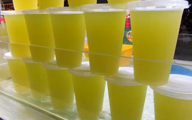 Giá rẻ bất ngờ khiến người tiêu dùng đặt ra câu hỏi về độ an toàn của loại nước mía này. Ảnh: Foody.