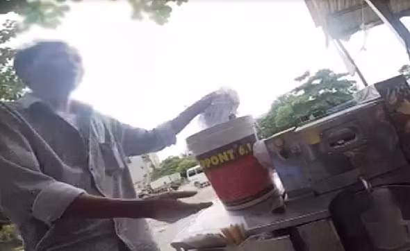 Để tăng độ ngọt cho nước mía vào cuối mùa (vì lúc này mía có vị chua), người bán hàng ngâm mía vào trong xô có sẵn đường hóa học, chỉ một nắm nhỏ là ngọt lịm. Ảnh: ANTV.