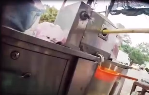 Nước mía cốt nguyên chất phải 30.000 - 40.000 đồng/lít. Nước mía 15.000 - 20.000 đồng/lít chỉ là pha đường hóa học. Ảnh: ANTV.