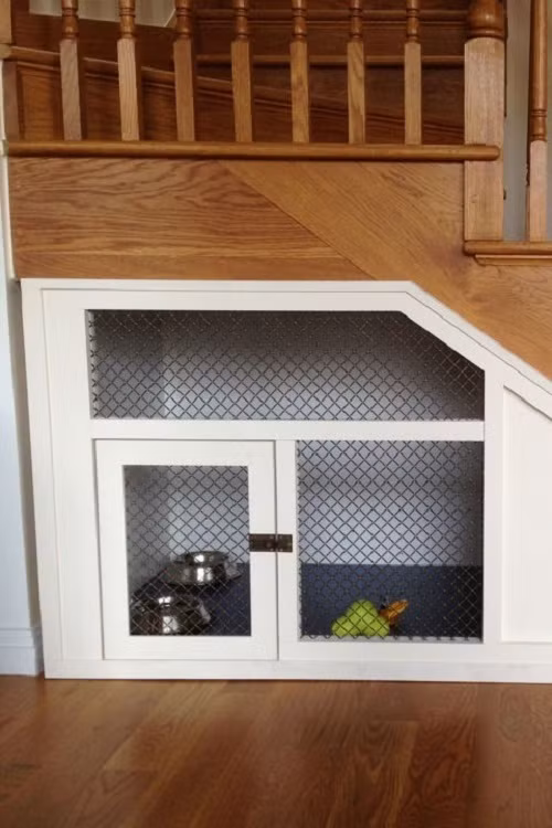 Để tránh rắc rối khi thú cưng nhà bạn chạy nhảy lung tung và phóng uế bừa bãi ra nhà, bạn có thể làm 1 cái chuồng nhỏ bên dưới cầu thang và nhốt chúng vào.