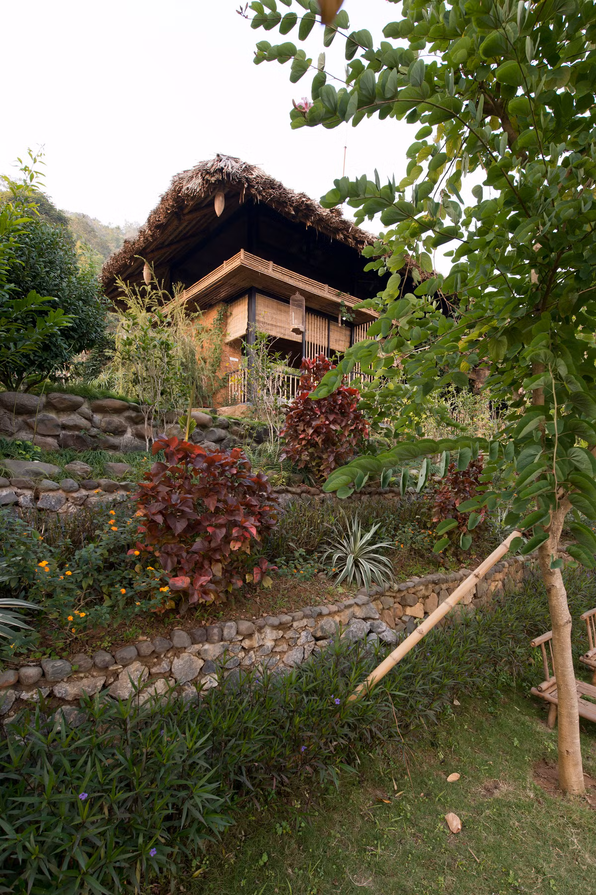 Từ những yêu cầu đó, kiến trúc sư đã thiết kế một ngôi nhà theo kiểu nhà sàn truyền thống của người Mường bản địa.